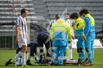 2021-04-07 - Paolo Gozzi Iweru (Juventus U23) viene soccorso dopo l'infortunio - PISTOIESE VS JUVENTUS U23 - ITALIAN SERIE C - SOCCER