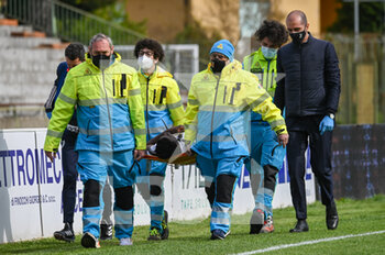 2021-04-07 - Paolo Gozzi Iweru (Juventus U23) esce in barelle dopo l'infortunio - PISTOIESE VS JUVENTUS U23 - ITALIAN SERIE C - SOCCER