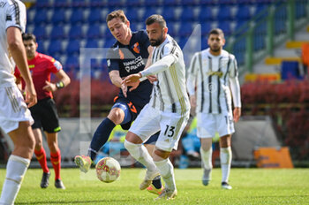 2021-04-07 - Raffaele Alcibiade (Juventus U23) contrastato da Matteo Chinellato (Pistoiese) - PISTOIESE VS JUVENTUS U23 - ITALIAN SERIE C - SOCCER