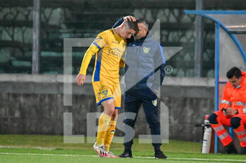 2021-04-18 - Giacomo Manzari (Carrarese) riceve le congratulazioni di Antonio Di Natale allenatore (Carrarese) dopo il gol del vantaggio - CARRARESE VS LUCCHESE - ITALIAN SERIE C - SOCCER