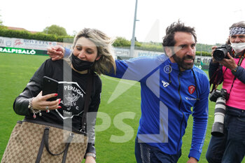 2021-05-02 - caserta fabio (allenatore perugia calcio) festeggia con la moglie - FERALPI SALò VS AC PERUGIA - ITALIAN SERIE C - SOCCER