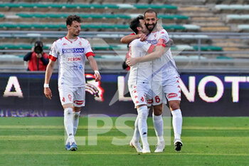 2021-05-19 - Eugenio D'Ursi (SSC Bari) esulta dopo aver messo a segno il goal del 3-1 con Valerio Di Cesare (SSC Bari) - BARI VS FOGGIA - ITALIAN SERIE C - SOCCER