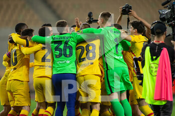 2021-04-17 - FC Barcelona players celebrate at the final whistle during the Spanish Cup, Copa Del Rey, Final football match between Athletic Club and FC Barcelona on April 17, 2021 at Estadio de La Cartuja in Seville, Spain - Photo Joaquin Corchero / Spain DPPI / DPPI - FINAL - ATHLETIC CLUB VS FC BARCELONA - SPANISH CUP - SOCCER