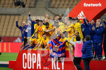 2021-04-17 - FC Barcelona players celebrate after the Spanish Cup, Copa Del Rey, Final football match between Athletic Club and FC Barcelona on April 17, 2021 at Estadio de La Cartuja in Seville, Spain - Photo Joaquin Corchero / Spain DPPI / DPPI - FINAL - ATHLETIC CLUB VS FC BARCELONA - SPANISH CUP - SOCCER