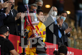 2021-04-17 - Lionel Messi of Barcelona with the trophy after the Spanish Cup, Copa Del Rey, Final football match between Athletic Club and FC Barcelona on April 17, 2021 at Estadio de La Cartuja in Seville, Spain - Photo Joaquin Corchero / Spain DPPI / DPPI - FINAL - ATHLETIC CLUB VS FC BARCELONA - SPANISH CUP - SOCCER