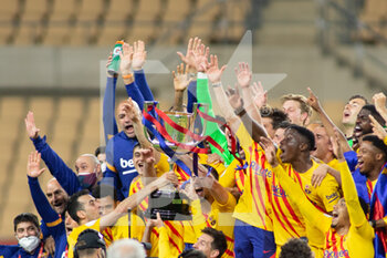 2021-04-17 - FC Barcelona players celebrate after the Spanish Cup, Copa Del Rey, Final football match between Athletic Club and FC Barcelona on April 17, 2021 at Estadio de La Cartuja in Seville, Spain - Photo Joaquin Corchero / Spain DPPI / DPPI - FINAL - ATHLETIC CLUB VS FC BARCELONA - SPANISH CUP - SOCCER