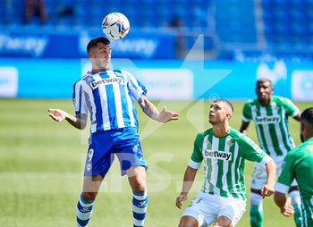 2020-09-13 - Joselu of Deportivo Alaves and Guido Rodriguez of Real Betis Balompie during the Spanish championship La Liga football match between Deportivo Alaves and Real Betis Balompie on September 13, 2020 at Mendizorrotza Stadium in Vitoria, Spain - Photo Inigo Larreina / Spain DPPI / DPPI - DEPORTIVO ALAVES VS REAL BETIS BALOMPIE - SPANISH LA LIGA - SOCCER