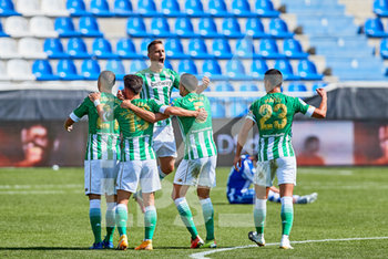 2020-09-13 - Sergio Canales of Real Betis Balompie celebrating de victory with his teammates during the Spanish championship La Liga football match between Deportivo Alaves and Real Betis Balompie on September 13, 2020 at Mendizorrotza Stadium in Vitoria, Spain - Photo Inigo Larreina / Spain DPPI / DPPI - DEPORTIVO ALAVES VS REAL BETIS BALOMPIE - SPANISH LA LIGA - SOCCER