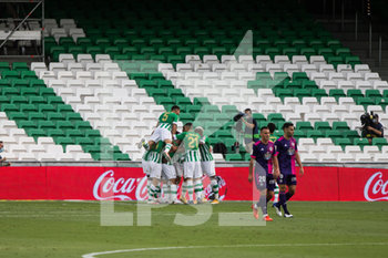 2020-09-20 - William Carvalho of Real Betis celebrates after his goal with teammates during the Spanish championship La Liga football match between Real Betis Balompie and Real Valladolid on September 20, 2020 at Benito Villamarin Stadium in Sevilla, Spain - Photo Joaquin Corchero / Spain DPPI / DPPI - REAL BETIS BALOMPIE VS REAL VALLADOLID - SPANISH LA LIGA - SOCCER