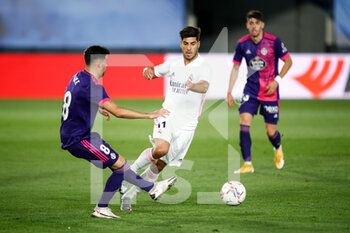 2020-09-30 - Marco Asensio of Real Madrid and Kike Perez of Real Valladolid in action during the Spanish championship La Liga football match between Real Madrid and Real Valladolid on september 30, 2020 at Alfredo Di Stefano stadium in Valdebebas near Madrid, Spain - Photo Oscar J Barroso / Spain DPPI / DPPI - REAL MADRID VS REAL VALLADOLID - SPANISH LA LIGA - SOCCER
