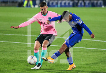 2020-10-17 - Clement Lenglet of FC Barcelona and Cucho Hernandez of Getafe CF in action during the Spanish championship La Liga football match between Getafe CF and FC Barcelona on October 17, 2020 at Coliseum Alfonso Perez in Getafe near Madrid, Spain - Photo Irina RH / Spain DPPI / DPPI - GETAFE CF VS FC BARCELONA - SPANISH LA LIGA - SOCCER