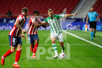 2020-10-24 - Sergio Canales of Real Betis and Thomas Lemar of Atletico de Madrid in action during the Spanish championship La Liga football match between Atletico de Madrid and Real Betis Balompie on October 24, 2020 at Wanda Metropolitano stadium in Madrid, Spain - Photo Oscar J Barroso / Spain DPPI / DPPI - ATLETICO DE MADRID VS REAL BETIS BALOMPIE - SPANISH LA LIGA - SOCCER