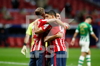 2020-10-24 - Luis Suarez of Atletico de Madrid celebrates a goal with teammates during the Spanish championship La Liga football match between Atletico de Madrid and Real Betis Balompie on October 24, 2020 at Wanda Metropolitano stadium in Madrid, Spain - Photo Oscar J Barroso / Spain DPPI / DPPI - ATLETICO DE MADRID VS REAL BETIS BALOMPIE - SPANISH LA LIGA - SOCCER