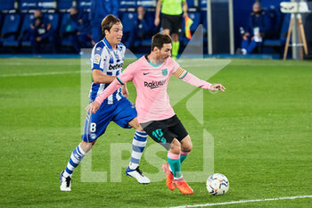 2020-10-31 - Lionel Messi of FC Barcelona and Tomas Pina of CD Alaves during the Spanish championship La Liga football match between CD Alaves and FC Barcelona on October 31, 2020 at Mendizorroza Stadium in Vitoria, Spain - Photo Ricardo Larreina / Spain DPPI / DPPI - CD ALAVES VS FC BARCELONA - SPANISH LA LIGA - SOCCER