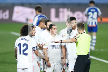 2020-11-28 - Real Madrid players contest the penalty during the Spanish championship La Liga football match between Real Madrid and Deportivo Alaves on november 28, 2020 at Alfredo Di Stefano stadium in Valdebebas, Madrid, Spain - Photo Oscar J Barroso / Spain DPPI / DPPI - REAL MADRID VS DEPORTIVO ALAVES - SPANISH LA LIGA - SOCCER