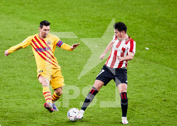 2021-01-06 - Lionel Messi of FC Barcelona and Unai Vencedor of Athletic Club during the Spanish championship La Liga football match between Athletic Club and FC Barcelona on January 6, 2021 at San Mames stadium in Bilbao, Spain - Photo Inigo Larreina / Spain DPPI / DPPI - ATHLETIC CLUB VS FC BARCELONA - SPANISH LA LIGA - SOCCER