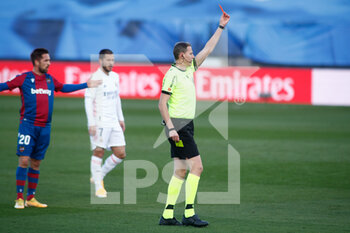 2021-01-30 - David Medie Jimenez, referee of the match, shows the red card to Eder Militao of Real Madrid during the Spanish championship La Liga football match between Real Madrid and Levante UD on january 30, 2021 at Ciudad Deportiva Real Madrid in Valdebebas near Madrid, Spain - Photo Oscar J Barroso / Spain DPPI / DPPI - REAL MADRID AND LEVANTE UD - SPANISH LA LIGA - SOCCER