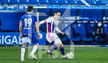 2021-02-05 - Roque Mesa of Real Valladolid during the Spanish championship La Liga football match between Deportivo Alaves and Real Valladolid CF on February 5, 2021 at Mendizorroza stadium in Vitoria, Spain - Photo Inigo Larreina / Spain DPPI / DPPI - DEPORTIVO ALAVES AND REAL VALLADOLID CF - SPANISH LA LIGA - SOCCER