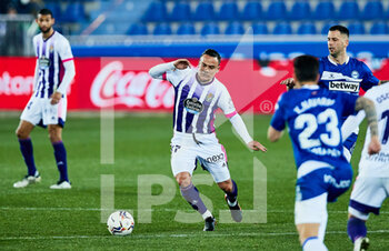 2021-02-05 - Roque Mesa of Real Valladolid during the Spanish championship La Liga football match between Deportivo Alaves and Real Valladolid CF on February 5, 2021 at Mendizorroza stadium in Vitoria, Spain - Photo Inigo Larreina / Spain DPPI / DPPI - DEPORTIVO ALAVES AND REAL VALLADOLID CF - SPANISH LA LIGA - SOCCER