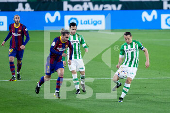 2021-02-07 - Antoine Griezmann of Barcelona and Andres Guardado of Real Betis during the Spanish championship La Liga football match between Real Betis Balompie and FC Barcelona on February 7, 2021 at Benito Villamarin Stadium in Sevilla, Spain - Photo Joaquin Corchero / Spain DPPI / DPPI - REAL BETIS BALOMPIE AND FC BARCELONA - SPANISH LA LIGA - SOCCER