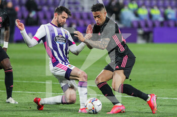 2021-02-20 - Luis Perez of Real Valladolid and Mariano Diaz of Real Madrid during the Spanish championship La Liga football match between Real Valladolid and Real Madrid on February 20, 2021 at Jose Zorrilla stadium in Valladolid, Spain - Photo Irina R Hipolito / Spain DPPI / DPPI - REAL VALLADOLID AND REAL MADRID - SPANISH LA LIGA - SOCCER