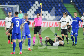 2021-02-27 - Jorge Figueroa Vazquez, referee of the match see the yellow card to Erick Cabaco of Getafe during the Spanich championship La Liga football match between Getafe CF and Valencia CF on February 27, 2021 at Coliseum Alfonso Perez in Getafe, Madrid, Spain - Photo Irina R Hipolito / Spain DPPI / DPPI - GETAFE CF AND VALENCIA CF - SPANISH LA LIGA - SOCCER