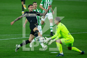 2021-03-08 - Jose Luis "Joselu" Sanmartin of Alaves and Joel Robles of Real Betis during the Spanish championship La Liga football match between Real Betis Balompie and Deportivo Alaves on March 8, 2021 at Benito Villamarin Stadium in Sevilla, Spain - Photo Joaquin Corchero / Spain DPPI / DPPI - REAL BETIS BALOMPIE AND DEPORTIVO ALAVES - SPANISH LA LIGA - SOCCER