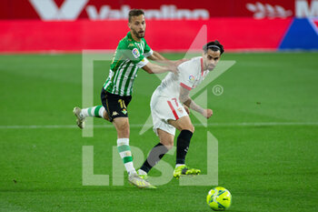 2021-03-14 - Sergio Canales of Real Betis and Jesus Joaquin Fernandez "Suso" of Sevilla during the Spanish championship La Liga football match between Sevilla FC and Real Betis Balompie on March 14, 2021 at Ramon Sanchez Pizjuan Stadium in Sevilla, Spain - Photo Joaquin Corchero / Spain DPPI / DPPI - SEVILLA FC AND REAL BETIS BALOMPIE - SPANISH LA LIGA - SOCCER