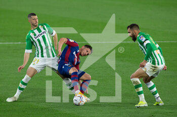 2021-03-19 - Guido Rodriguez of Real Betis and Enis Bardhi of Levante during the Spanish championship La Liga football match between Real Betis Balompie and Levante Union Deportiva on March 19, 2021 at Benito Villamarin Stadium in Sevilla, Spain - Photo Joaquin Corchero / Spain DPPI / DPPI - REAL BETIS BALOMPIE AND LEVANTE UNION DEPORTIVA - SPANISH LA LIGA - SOCCER