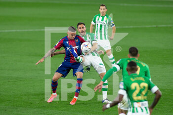 2021-03-19 - Roger Marti of Levante and Victor Ruiz of Real Betis during the Spanish championship La Liga football match between Real Betis Balompie and Levante Union Deportiva on March 19, 2021 at Benito Villamarin Stadium in Sevilla, Spain - Photo Joaquin Corchero / Spain DPPI / DPPI - REAL BETIS BALOMPIE AND LEVANTE UNION DEPORTIVA - SPANISH LA LIGA - SOCCER