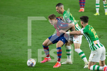 2021-03-19 - Dani Gomez of Levante and Guido Rodriguez of Real Betis during the Spanish championship La Liga football match between Real Betis Balompie and Levante Union Deportiva on March 19, 2021 at Benito Villamarin Stadium in Sevilla, Spain - Photo Joaquin Corchero / Spain DPPI / DPPI - REAL BETIS BALOMPIE AND LEVANTE UNION DEPORTIVA - SPANISH LA LIGA - SOCCER