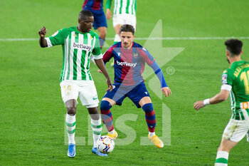 2021-03-19 - William Carvalho of Real Betis and Enis Bardhi of Levante during the Spanish championship La Liga football match between Real Betis Balompie and Levante Union Deportiva on March 19, 2021 at Benito Villamarin Stadium in Sevilla, Spain - Photo Joaquin Corchero / Spain DPPI / DPPI - REAL BETIS BALOMPIE AND LEVANTE UNION DEPORTIVA - SPANISH LA LIGA - SOCCER