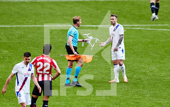 2021-03-20 - The referee Pizarro Gomez catches a drone during the Spanish championship La Liga football match between Athletic Club and SD Eibar SAD on March 20, 2021 at San Mames stadium in Bilbao, Spain - Photo Inigo Larreina / Spain DPPI / DPPI - ATHLETIC CLUB AND SD EIBAR SAD - SPANISH LA LIGA - SOCCER