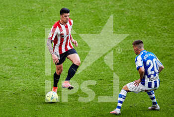 2021-04-10 - Ander Capa of Athletic Club and Pere Pons of Deportivo Alaves during the Spanish championship La Liga football match between Athletic Club and Deportivo Alaves on April 10, 2021 at San Mames stadium in Bilbao, Spain - Photo Inigo Larreina / Spain DPPI / DPPI - ATHLETIC CLUB AND DEPORTIVO ALAVES - SPANISH LA LIGA - SOCCER