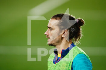 2021-04-10 - Antoine Griezmann of FC Barcelona warms up during the Spanish championship La Liga football match between Real Madrid and FC Barcelona on April 10, 2021 at Alfredo Di Stefano stadium in Madrid, Spain - Photo Oscar J Barroso / Spain DPPI / DPPI - REAL MADRID VS FC BARCELONA - SPANISH LA LIGA - SOCCER