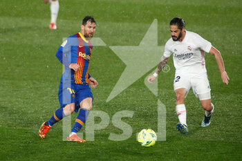 2021-04-10 - Lionel Messi of FC Barcelona and Francisco "Isco" Alarcon of Real Madrid during the Spanish championship La Liga football match between Real Madrid and FC Barcelona on April 10, 2021 at Alfredo Di Stefano stadium in Madrid, Spain - Photo Oscar J Barroso / Spain DPPI / DPPI - REAL MADRID VS FC BARCELONA - SPANISH LA LIGA - SOCCER