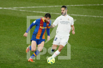 2021-04-10 - Lionel Messi of FC Barcelona and Francisco "Isco" Alarcon of Real Madrid during the Spanish championship La Liga football match between Real Madrid and FC Barcelona on April 10, 2021 at Alfredo Di Stefano stadium in Madrid, Spain - Photo Oscar J Barroso / Spain DPPI / DPPI - REAL MADRID VS FC BARCELONA - SPANISH LA LIGA - SOCCER