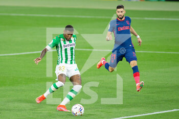 2021-04-11 - Emerson Royal of Real Betis and Yannick Carrasco of Atletico during the Spanish championship La Liga football match between Real Betis Balompie and Atletico de Madrid on April 11, 2021 at Benito Villamarin Stadium in Sevilla, Spain - Photo Joaquin Corchero / Spain DPPI / DPPI - REAL BETIS BALOMPIE VS ATLETICO DE MADRID - SPANISH LA LIGA - SOCCER