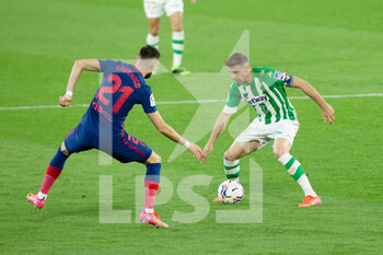 2021-04-11 - Yannick Carrasco of Atletico and Joaquin Sanchez of Real Betis during the Spanish championship La Liga football match between Real Betis Balompie and Atletico de Madrid on April 11, 2021 at Benito Villamarin Stadium in Sevilla, Spain - Photo Joaquin Corchero / Spain DPPI / DPPI - REAL BETIS BALOMPIE VS ATLETICO DE MADRID - SPANISH LA LIGA - SOCCER