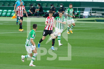 2021-04-21 - Oihan Sancet of Athletic Club and Guido Rodriguez of Real Betis during the Spanish championship La Liga football match between Real Betis Balompie and Athletic Club Bilbao on April 21, 2021 at Benito Villamarin Stadium in Sevilla, Spain - Photo Joaquin Corchero / Spain DPPI / DPPI - REAL BETIS BALOMPIE VS ATHLETIC CLUB BILBAO - SPANISH LA LIGA - SOCCER