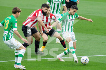 2021-04-21 - Asier Villalibre of Athletic Club and Marc Bartra of Real Betis during the Spanish championship La Liga football match between Real Betis Balompie and Athletic Club Bilbao on April 21, 2021 at Benito Villamarin Stadium in Sevilla, Spain - Photo Joaquin Corchero / Spain DPPI / DPPI - REAL BETIS BALOMPIE VS ATHLETIC CLUB BILBAO - SPANISH LA LIGA - SOCCER