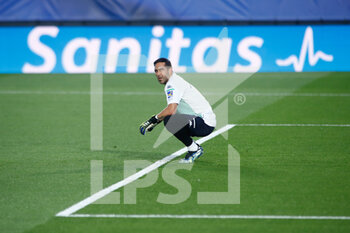 2021-04-24 - Claudio Bravo of Real Betis warms up during the Spanish championship La Liga football match between Real Madrid and Real Betis on April 24, 2021 at Ciudad Deportiva Real Madrid in Valdebebas, Madrid, Spain - Photo Oscar J Barroso / Spain DPPI / DPPI - REAL MADRID VS REAL BETIS - SPANISH LA LIGA - SOCCER