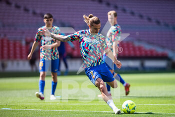 2021-05-08 - Antoine Griezmann of FC Barcelona warms up before the Spanish championship La Liga football match between FC Barcelona and Atletico de Madrid on May 8, 2021 at Camp Nou Stadium in Barcelona, Spain - Photo Marc Gonzalez Aloma / Spain DPPI / DPPI - FC BARCELONA VS ATLETICO DE MADRID - SPANISH LA LIGA - SOCCER