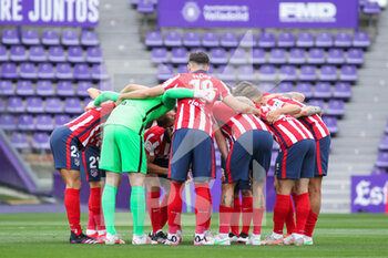 2021-05-22 - Players of Atletico de Madrid huddle before the Spanish championship La Liga football match between Real Valladolid and Atletico de Madrid on May 21, 2021 at Jose Zorrilla stadium in Valladolid, Spain - Photo Irina R Hipolito / Spain DPPI / DPPI - REAL VALLADOLID VS ATLETICO DE MADRID - SPANISH LA LIGA - SOCCER