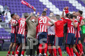 2021-05-22 - Players of Atletico de Madrid celebrate at the final whistle the Spanish championship title during the Spanish championship La Liga football match between Real Valladolid and Atletico de Madrid on May 21, 2021 at Jose Zorrilla stadium in Valladolid, Spain - Photo Irina R Hipolito / Spain DPPI / DPPI - REAL VALLADOLID VS ATLETICO DE MADRID - SPANISH LA LIGA - SOCCER