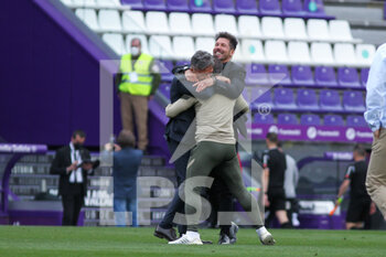 2021-05-22 - Diego Pablo Simeone, head coach of Atletico de Madrid celebrates at the final whistle the Spanish championship title during the Spanish championship La Liga football match between Real Valladolid and Atletico de Madrid on May 21, 2021 at Jose Zorrilla stadium in Valladolid, Spain - Photo Irina R Hipolito / Spain DPPI / DPPI - REAL VALLADOLID VS ATLETICO DE MADRID - SPANISH LA LIGA - SOCCER