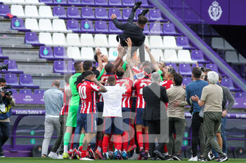 2021-05-22 - Players of Atletico de Madrid and Diego Pablo Simeone, head coach of Atletico de Madrid celebrate the Spanish championship title during the Spanish championship La Liga football match between Real Valladolid and Atletico de Madrid on May 21, 2021 at Jose Zorrilla stadium in Valladolid, Spain - Photo Irina R Hipolito / Spain DPPI / DPPI - REAL VALLADOLID VS ATLETICO DE MADRID - SPANISH LA LIGA - SOCCER