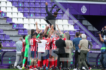 2021-05-22 - Players of Atletico de Madrid and Diego Pablo Simeone, head coach of Atletico de Madrid celebrate the Spanish championship title during the Spanish championship La Liga football match between Real Valladolid and Atletico de Madrid on May 21, 2021 at Jose Zorrilla stadium in Valladolid, Spain - Photo Irina R Hipolito / Spain DPPI / DPPI - REAL VALLADOLID VS ATLETICO DE MADRID - SPANISH LA LIGA - SOCCER
