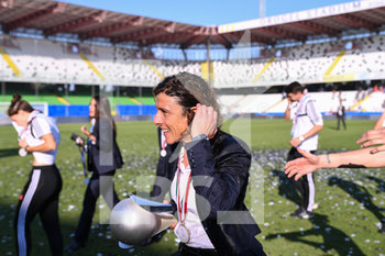 2019-10-27 - Rita Guarino (allenatrice Juventus) con la supercoppa - JUVENTUS VS FIORENTINA WOMEN´S - WOMEN SUPERCOPPA - SOCCER