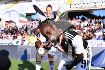 2019-10-27 - Eniola Aluko (Juventus) con la medaglia - JUVENTUS VS FIORENTINA WOMEN´S - WOMEN SUPERCOPPA - SOCCER